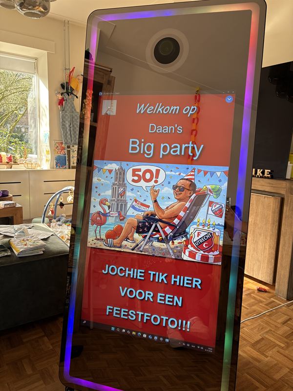 De Magic Mirror met gepersonaliseerd welkomstscherm voor een 50e verjaardag