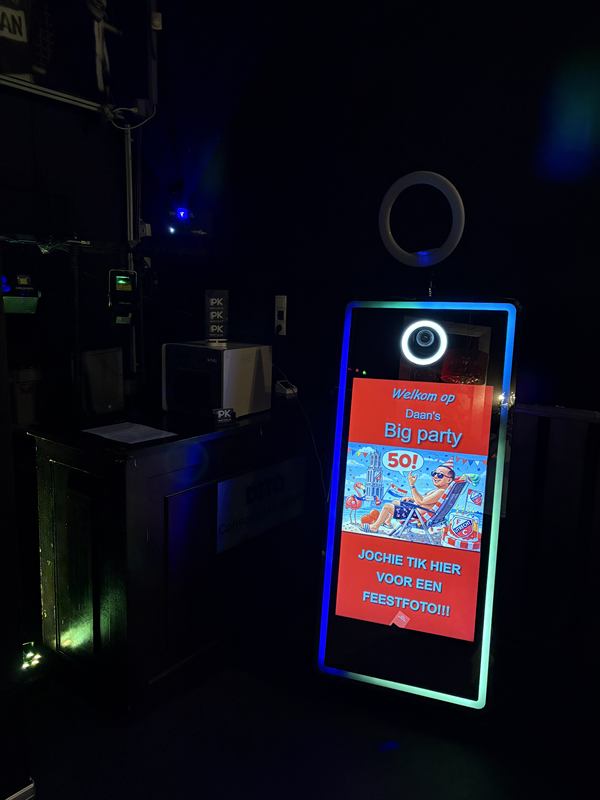 De spiegel met LED-verlichting en ringlamp in een sfeervol donkere feestzaal