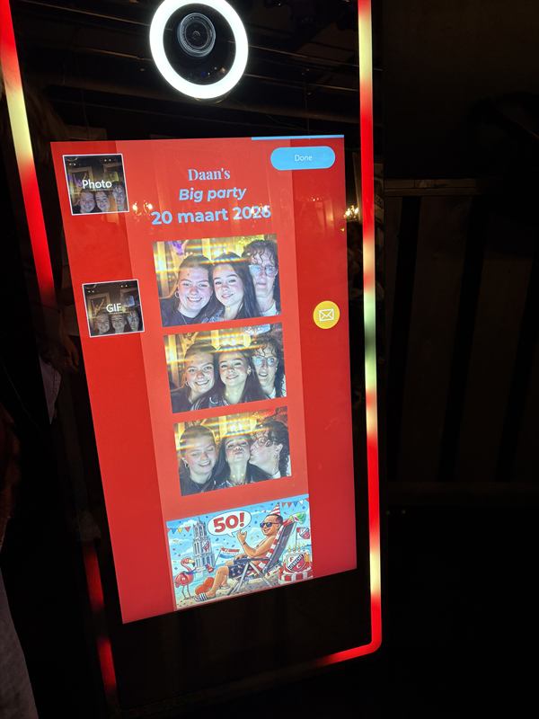 Feestgangers maken samen een foto met de Magic Mirror