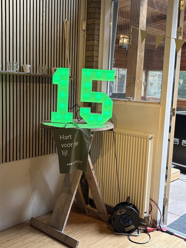 Verlicht lichtcijfer 15 op een feestlocatie
