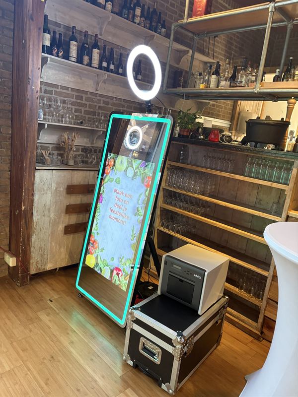 De Magic Mirror Photobooth klaar voor gebruik op een buitenevenement