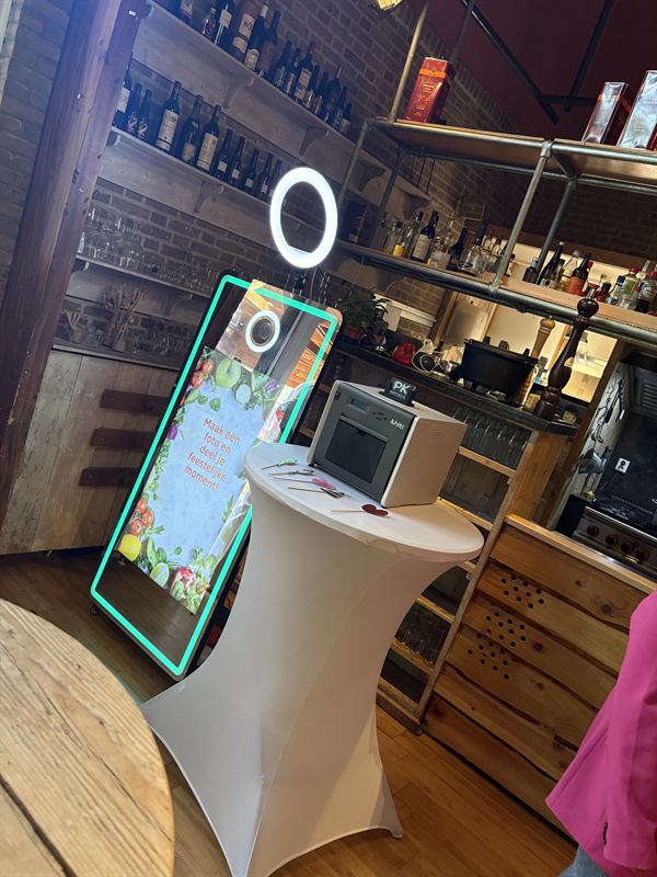 Close-up van de Magic Mirror met 65 inch interactief spiegelscherm